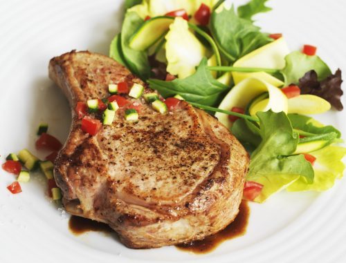 Kalbskotelett mit Salatbeilage